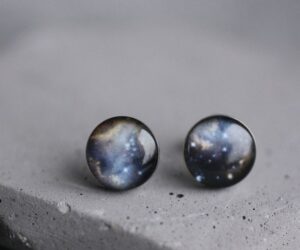 Sötétkék világűr orvosi acél pötty fülbevalók