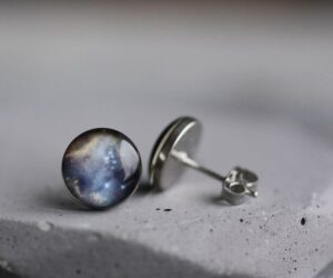 Sötétkék világűr orvosi acél pötty fülbevalók