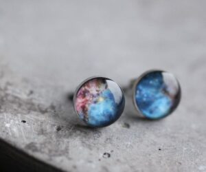 Türkiz-pink világűr orvosi acél pötty fülbevaló