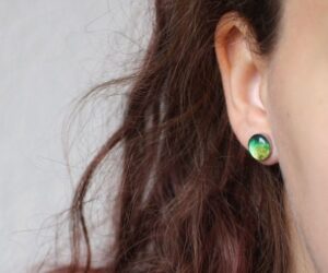 Zöld világűr orvosi acél pötty fülbevaló