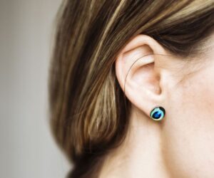 Pávatoll nemesacél beszúrós fülbevaló (kék)