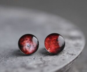 Piros világűr orvosi acél pötty fülbevalók
