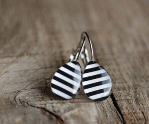 Fehér-fekete csíkos csepp függő fülbevalók - Övcsatbolt