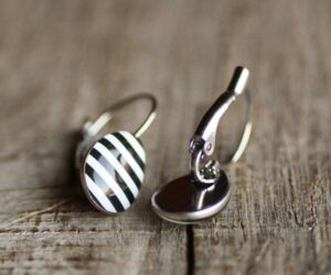 Fehér-fekete csíkos csepp függő fülbevalók - Övcsatbolt