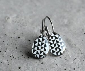 Fehér-fekete csepp függő fülbevalók - Övcsatbolt