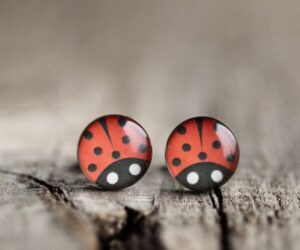 Katicabogár orvosi acél pötty fülbevaló - Övcsatbolt