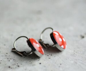 Piros pöttyös nemesacél függő fülbevaló - Övcsatbolt